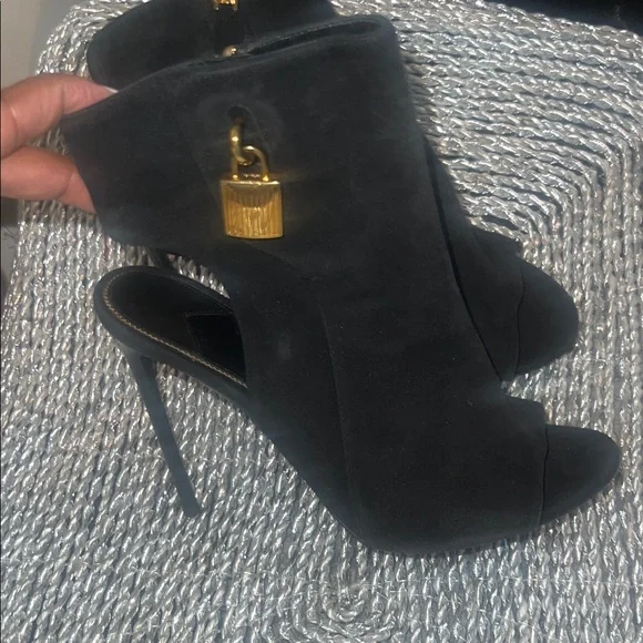 Elegant Black Ankle Boots - Picture 8 of 8